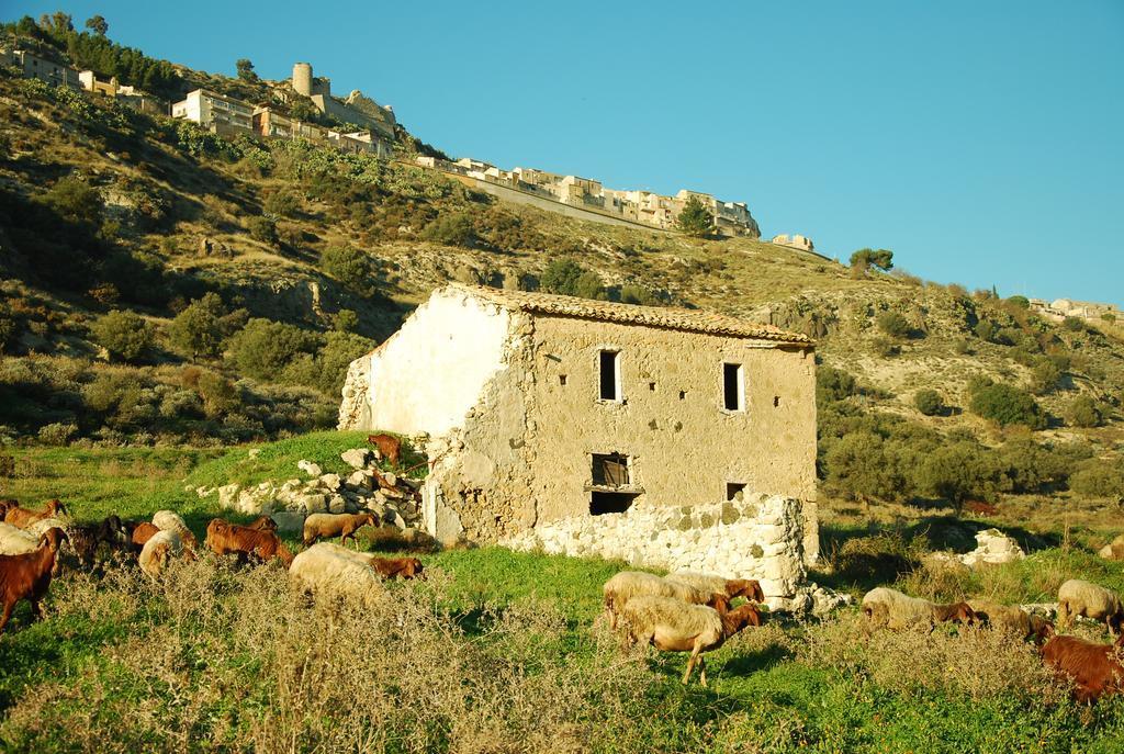 Experience Il Paesino Hotel Licodia Eubea Exterior photo