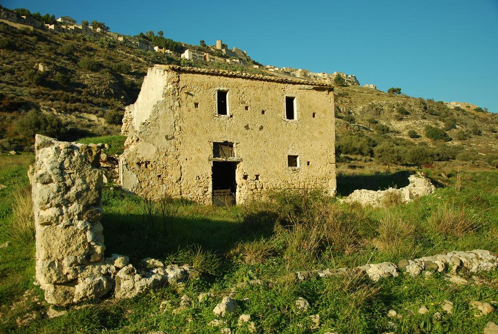 Experience Il Paesino Hotel Licodia Eubea Exterior photo